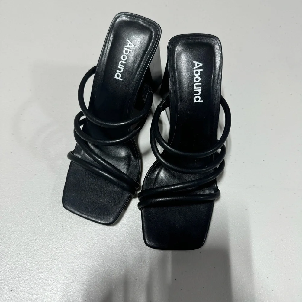 Abound Austyn Strappy Sandal Size 4.5